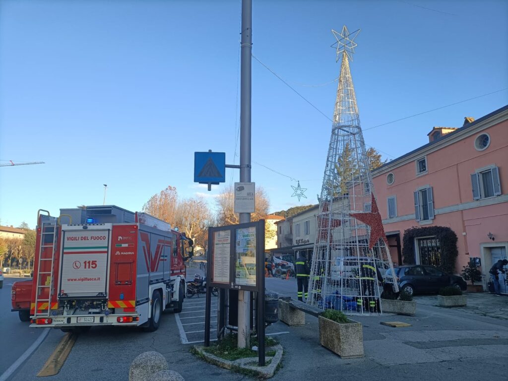 Amelia, l’albero di Natale traballa: intervento dei Vigili del Fuoco e il rischio di nuove polemiche