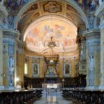 Interno della cattedrale di Amelia illuminato dalla luce naturale, con architettura maestosa e decorazioni eleganti.