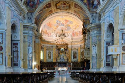 Interno della cattedrale di Amelia illuminato dalla luce naturale, con architettura maestosa e decorazioni eleganti.