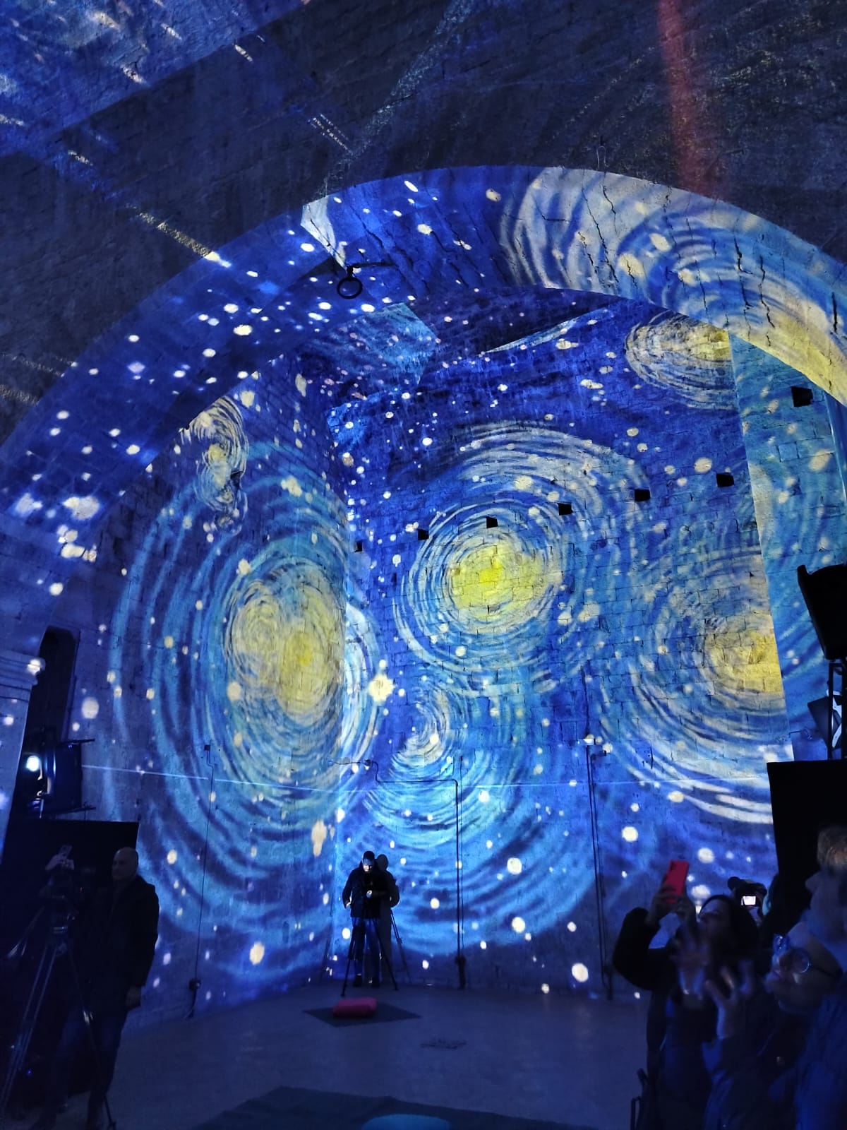 "Inside Van Gogh": la magia dell'arte digitale nella Sala dei Capitani a Gubbio