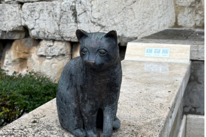 Amelia celebra Tea, la gatta leggendaria con una statua a Porta Romana