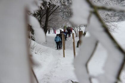 Veduta di Gubbio innevata con il Monte Serrasanta sullo sfondo, avvolto da una leggera nebbia