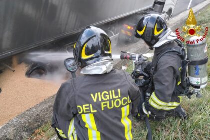 Incendio su un tir in A1: intervento tempestivo evita il peggio