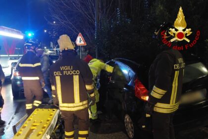 Amelia, incidente in Via Roma: auto contro un muro e cabina elettrica abbattuta