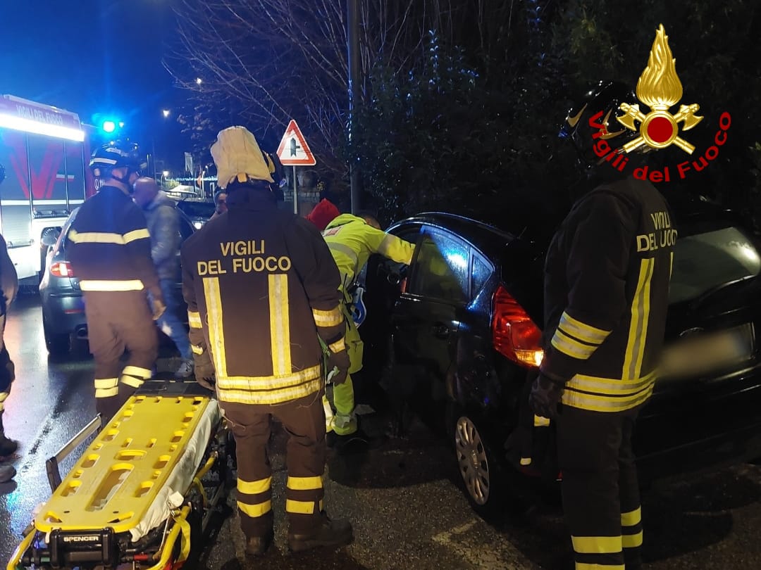 Amelia, incidente in Via Roma: auto contro un muro e cabina elettrica abbattuta