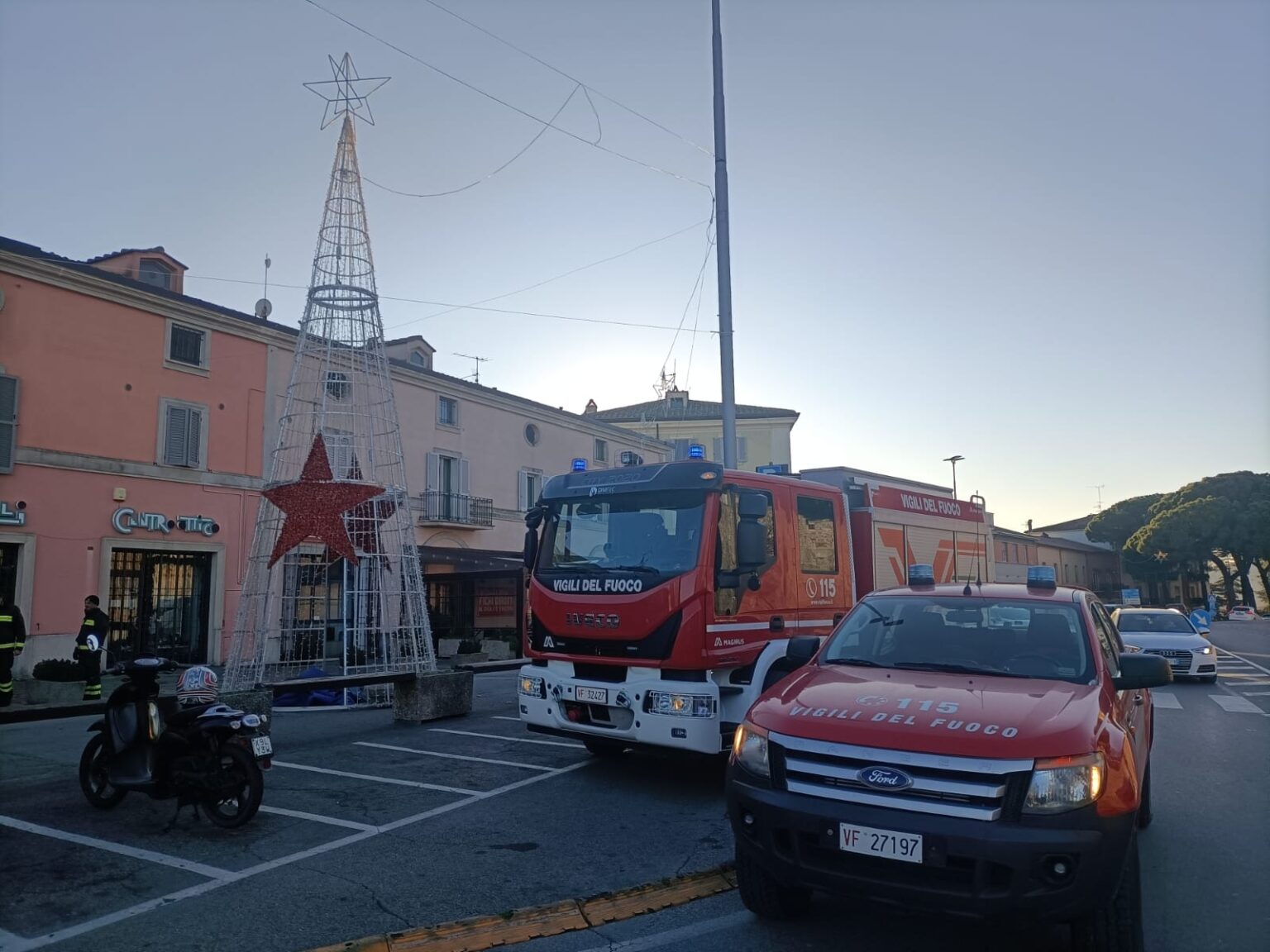 Amelia, l’albero di Natale traballa: intervento dei Vigili del Fuoco e il rischio di nuove polemiche