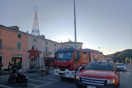 Amelia, l’albero di Natale traballa: intervento dei Vigili del Fuoco e il rischio di nuove polemiche